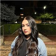 Profesora de inglés a niños pequeños para ayudarle a dar lo mejor de sí. Llevo dando inglés desde pequeña y siempre me ha gustado mucho esa asignatura. Vivo en Mostoles, Madrid y podría desplazarme cerca o dar clases online